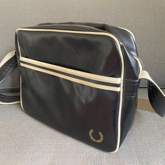 Classic Shoulder Bag - Picture 2 of 7